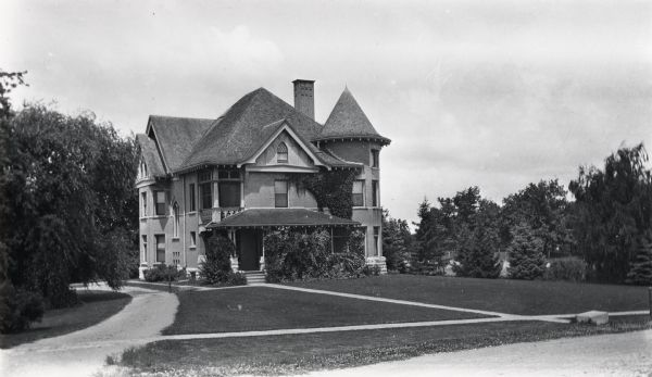 Exterior of building at 10 Babcock Drive.  University of Wisconsin-Madison residence of Dean Harry Luman Russell (Dean of the College of Agriculture, 1907-1930).