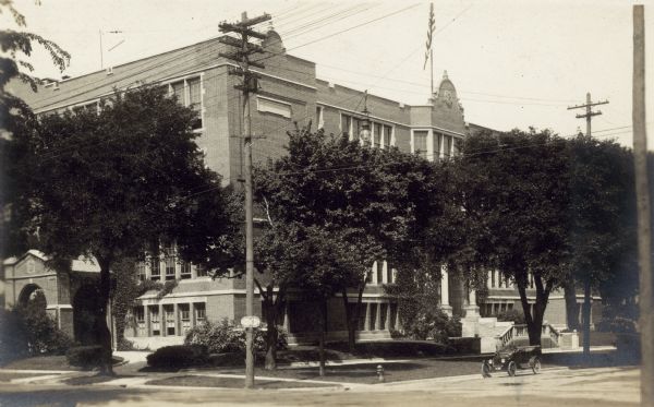 Madison High School (later known as Central High School, demolished), 210 Wisconsin Avenue, designed by Cass Gilbert and built in 1908.