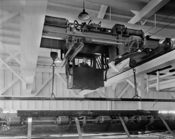 Milwaukee Electric Crane & Manufacturing Company cant handing crane at Long Bell Lumber Co. with an operator in the cab. This was reportedly one of sixteen MEC&MC cranes installed in the Longview mill.