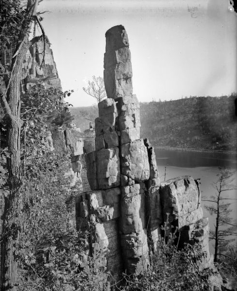 Elevated view of Cleopatra's Needle with Devil's Lake in the background.