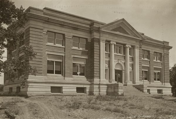 Exterior view of the Beloit Public Library. The reverse of the image has a note: "1903, Carnegie bldg, cost $25,000 - Patton + Miller, Chicago, Arch."
