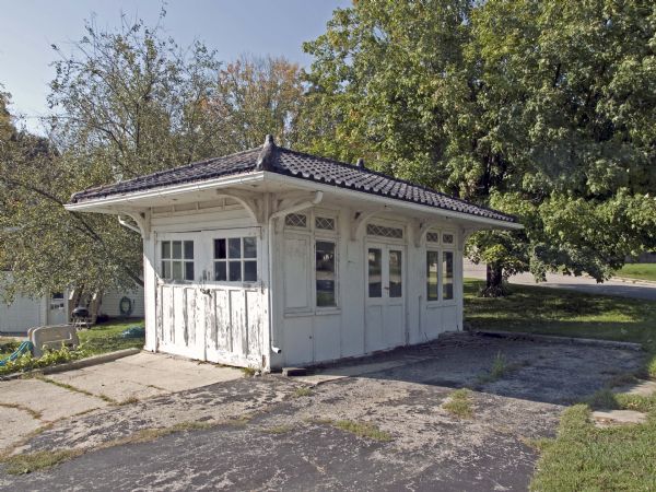 Manufactured by the Milwaukee Corrugating Company, Josiah Paynter's filling station at 110 South Chestnut Street was the first in Mineral Point.