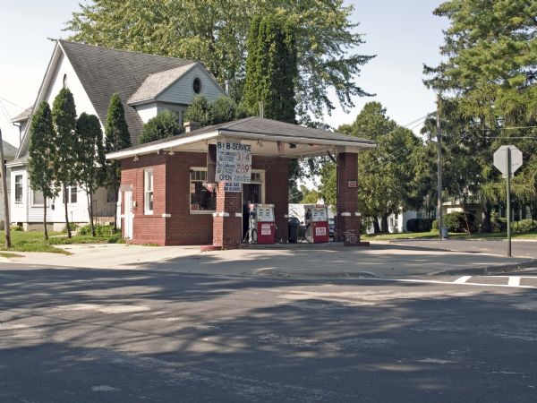 The brick building at 340 South Chestnut Street, was built around 1930. It resembled the house-with-canopy-type station commonly constructed throughout the state.