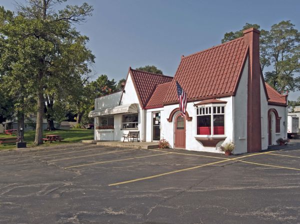 Located at 100 South Jefferson Street, started out as a Phillips 66 service station, built in 1935. It is currently Uncle Harry's Frozen Custard.
