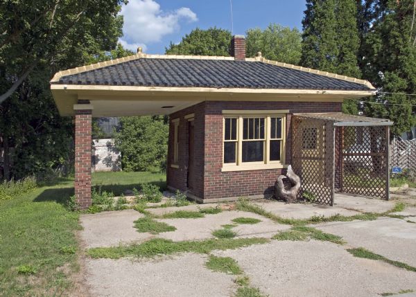 Located at 627 Main Street, Theo Bertin built this small house-and-canopy station hoping to transform travelers driving north along old Highway 51 into customers.
