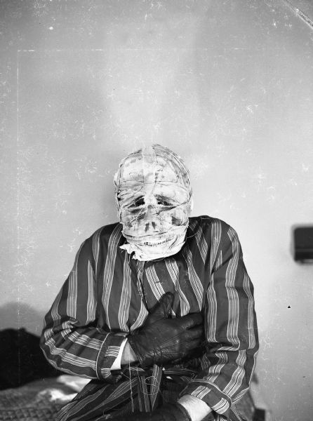 Bloch's head completely bandaged as a mummy which reflected Bloch's fascination with horror. Gauer said it was, "Bloch after shaving."