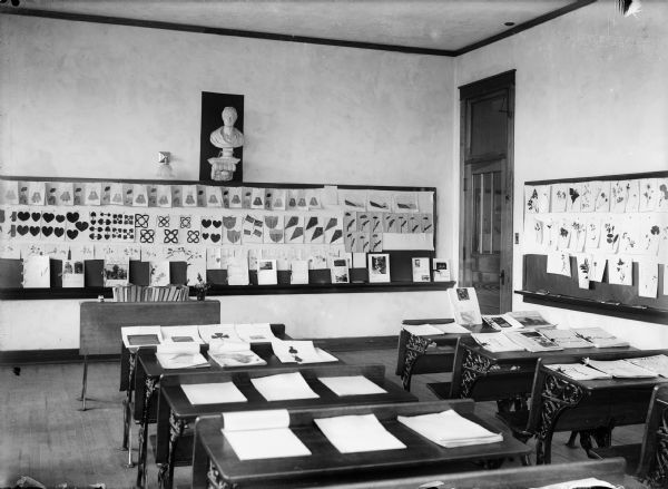 Classroom exhibiting students' work, including drawings.