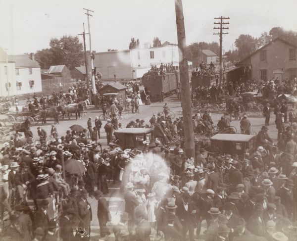 Elevated view of a large crowd gathered to welcome the 1st Regiment home from the Spanish-American war.