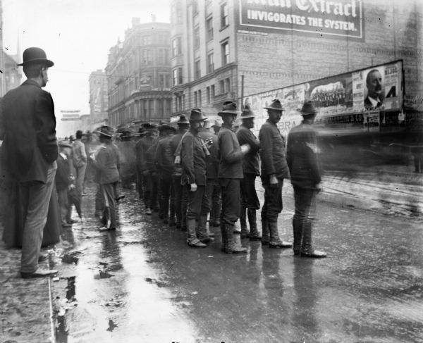 Soldiers from the second Wisconsin regiment line a city street upon returning from Puerto Rico.