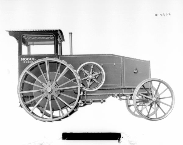 Technical drawing (right side view) of a Mogul Tractor.