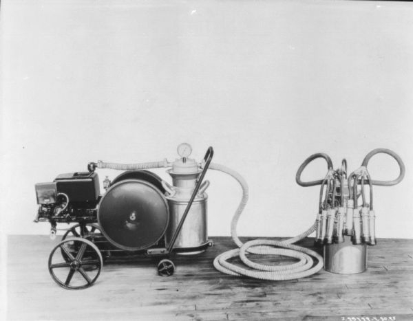 Illustration of a milking machine powered by an engine.