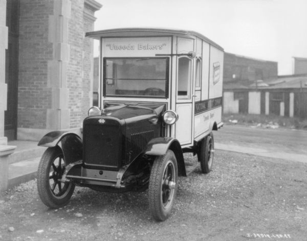 View of the front of a delivery truck. The sign painted above the front windshield reads: "Unneda Bakers."