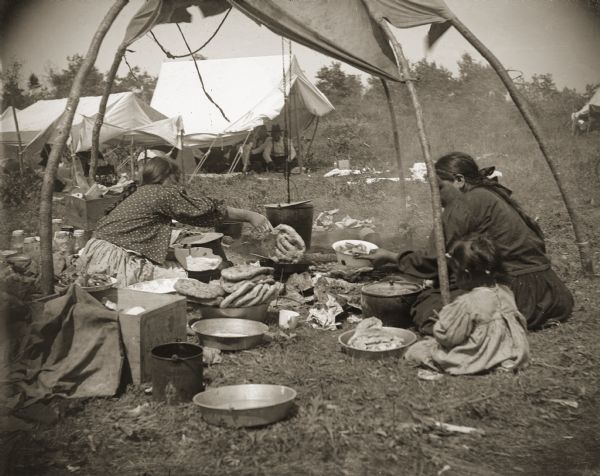 Alice Cloud and Mrs. Mallory making frybread at a cranberry camp at Trow’s Marsh. The marsh extends from south of Merrillan to north of Millston. Frybread (waiskap taaxerre) became popular after the government began providing basic commodities to the tribes. One of the simplest foods to make with the flour was frybread, which has since become an iconic Indian dish.