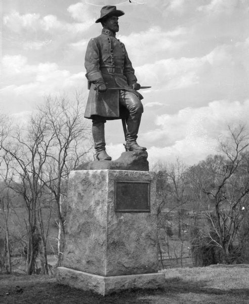 Erected in June 1909, H.H. Kitson's sculpture commemorates Confederate Lieutenant General Stephen Dill Lee and is located in the Vicksburg National Military Park. The statue depicts Kitson in uniform and holding a sword.