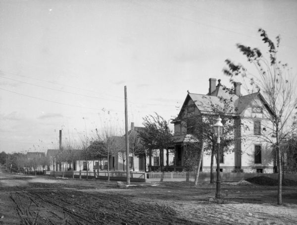 A view of a residential district, with dirt roads.