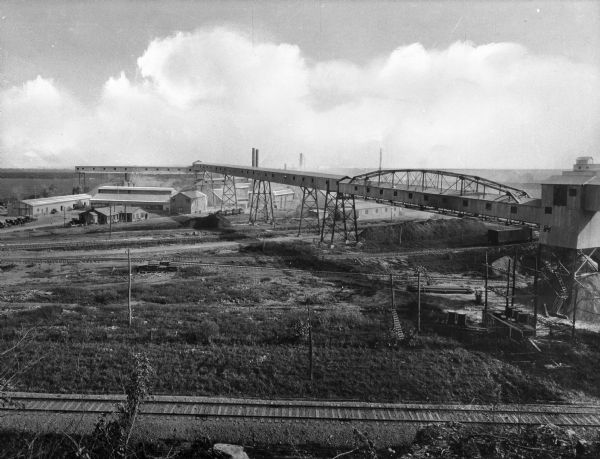 Cape Girardeau Cement Company began construction on The Marquette Cement Plant in 1909. The plant produced over 1.2 million tons of cement annually.
