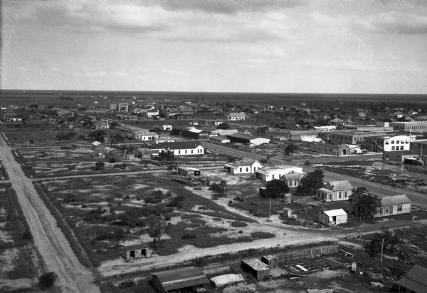 General view of buildings in a rural landscape, spread out on the plains.