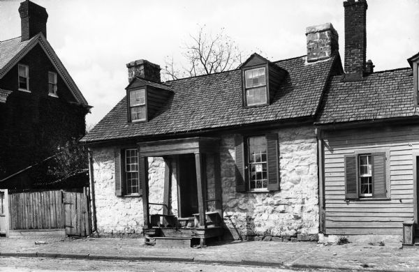 View of Washington's Headquarters, a small colonial home located on Loudon Street.