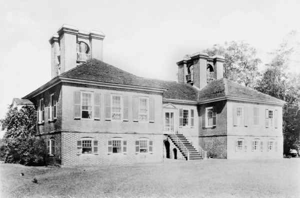 Exterior view of Stratford Hall, the ancestral home of the family of Robert E. Lee, built in the Georgian style in 1725. The building features a central staircase and a pair of chimney towers.