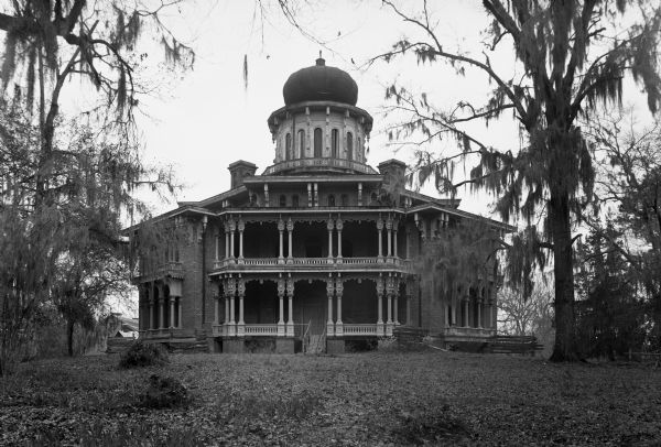 Exterior frontal view of Longwood, an antebellum octagonal mansion built from around 1859-1864 by architect Samuel Sloan.