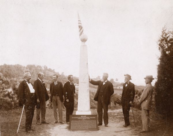 Confederate veterans at the Vicksburg Surrender Monument, on the occasion of decorating Union soldiers' graves.