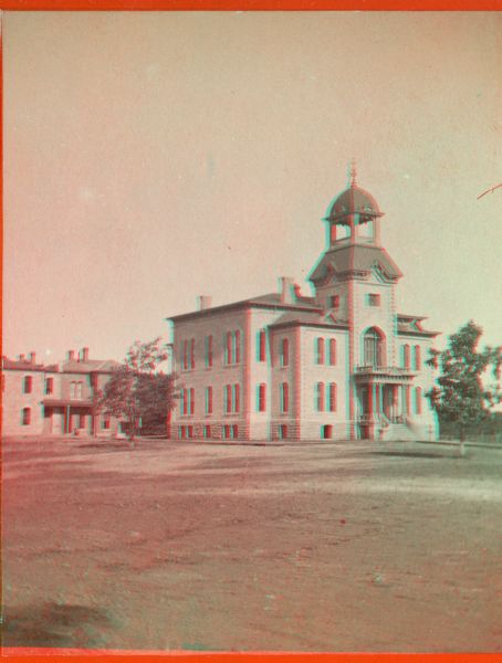 Stereograph view of the courthouse.