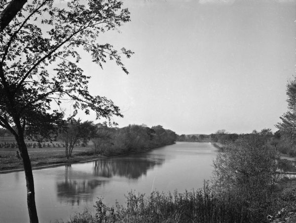 River scene with views of the tree-lined shores.