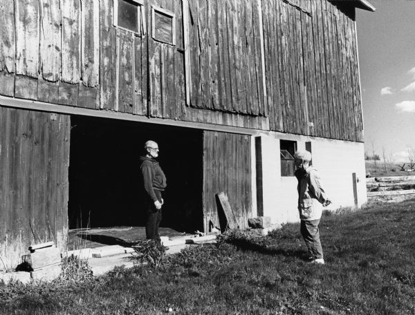 Allen Geiger informs Shirley Widmer of the history of the barn.