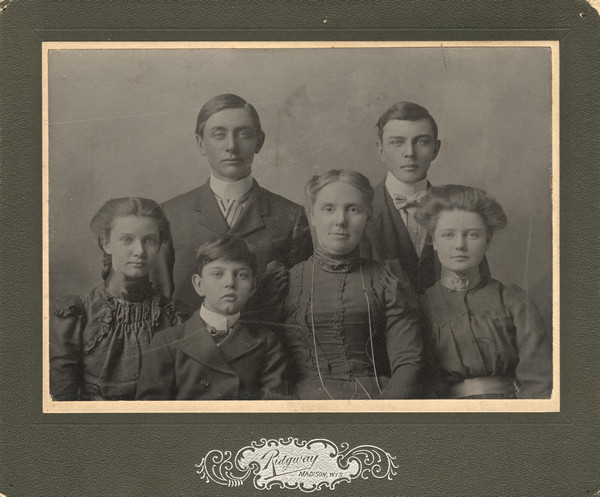 Group portrait of Emma Gillett and her children. Top row: Rufus and Sherwin. Bottom row: Helen, Fred, Emma and Ruth.