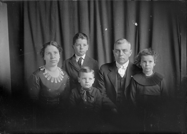 Indoor family portrait of Sherwin and Emma Gillett and their three children; Harry (b. 1910), Lorin (b. 1915) and Sherry (b. 1913).