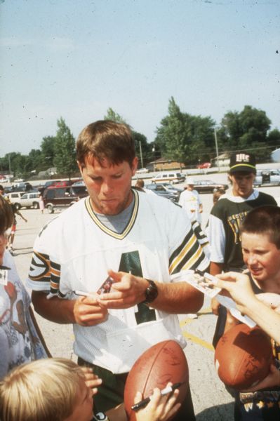 brett favre signing autographs