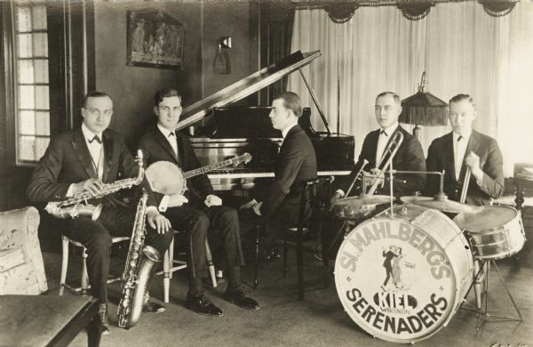 The Serenaders, a dance band based in Kiel. The drum indicates that the band was headed by Si Mahlberg.