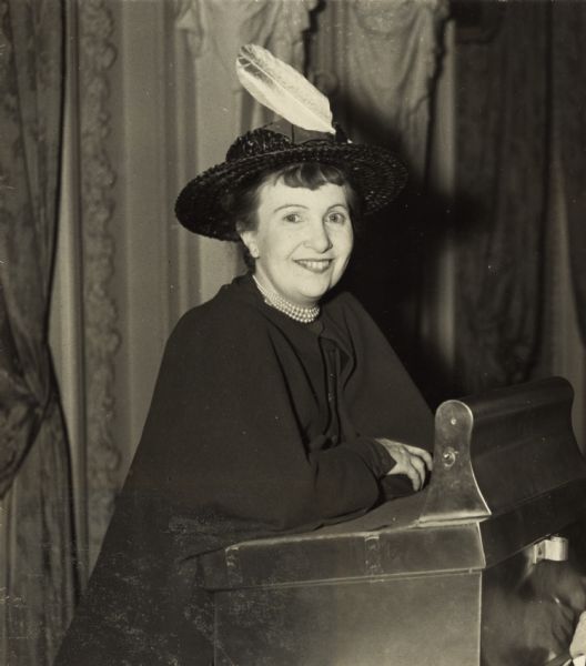 Dorothy Dignam, one of the first women employed in the advertising business, speaking to the survey course of advertising offered by the Advertising Women of New York to women interested in entering the profession.