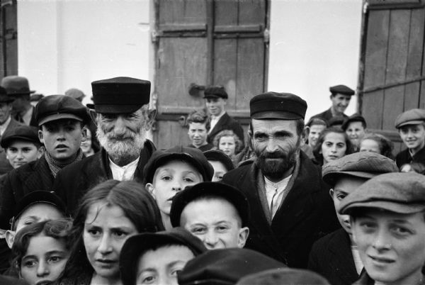 Children and adults in the Jewish ghetto in Szydlovwisc, Poland, posing for American journalist Alvin Steinkopf.