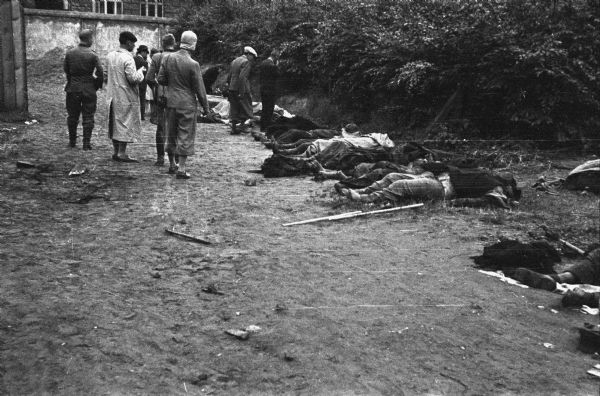 Bodies of Germans killed by Poles in Lemberg when the Nazis invaded Poland. American journalist Alvin Steinkopf was one of a number of journalists from neutral nations taken to witness the scene.