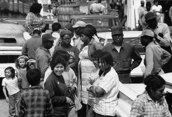 Workers gathering at a cucumber receiving station after striking.<p>Strikes in Wisconsin were organized by the Obreros Unidos (United Workers),as an independent farm worker labor union effort in the 1960s.<p>Unos trabajadores se congregan en un puesto de recibimiento de pepino<p>Unos trabajadores se congregan en una estación de recibimiento de pepino después de hacer huelga. Las huelgas en Wisconsin fueron organizadas por Obreros Unidos, un esfuerzo independiente del sindicato de trabajadores agrícolas durante los años 1960.</p>