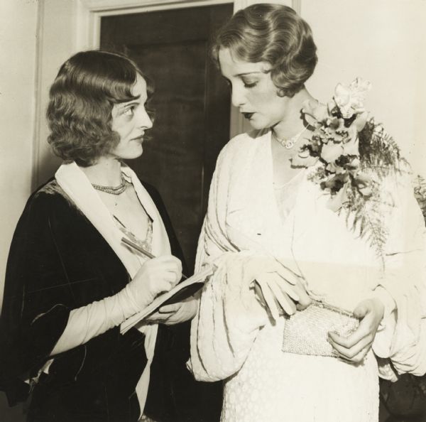 Irene Norman, film editor of the "Milwaukee Sentinel," interviewing the film star Bebe Daniels.