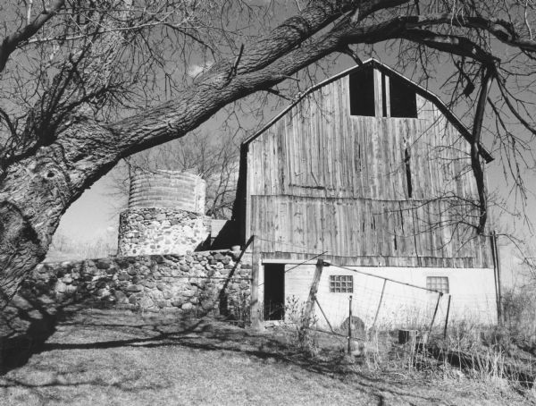 "Barn on the Leo Moldenhauer Farm on Allen Road." A gambrel-roof style barn.