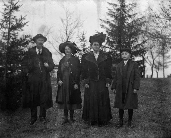 Outdoor family portrait of the Alexander Krueger Family.