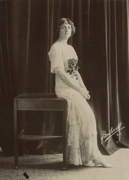 Original caption: "Elsie Janis who with Montgomery and Stone will open in the new musical comedy 'The Lady of the Slipper'..."