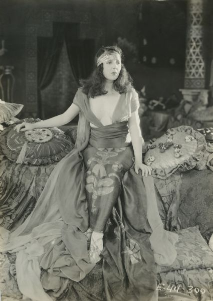 Nell Craig playing Princess Vashti in the 1921 Fox production "The Queen of Sheba."