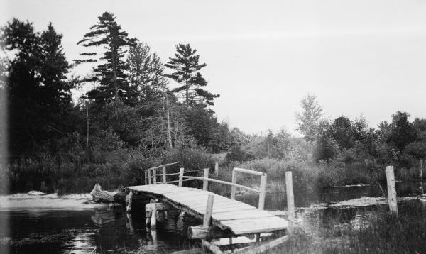 A footbridge crossing Fish Creek into Peninsula Stat Park.