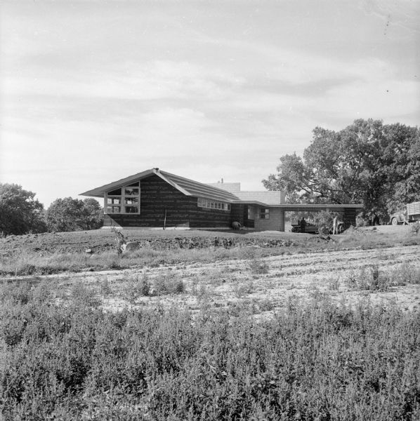 Alternative view of the Van Tamlen House, an example of Erdman #1, a Frank Lloyd Wright-designed prefabricated home marketed by Marshall Erdman.