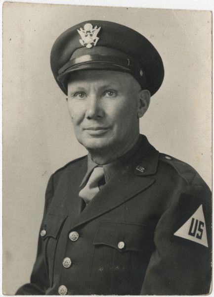 Waist-up portrait of Hans E. Skott wearing a military uniform.