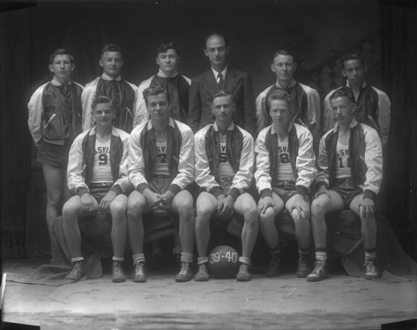 Group portrait of the members of the 1939-1940 Cassville basketball team.