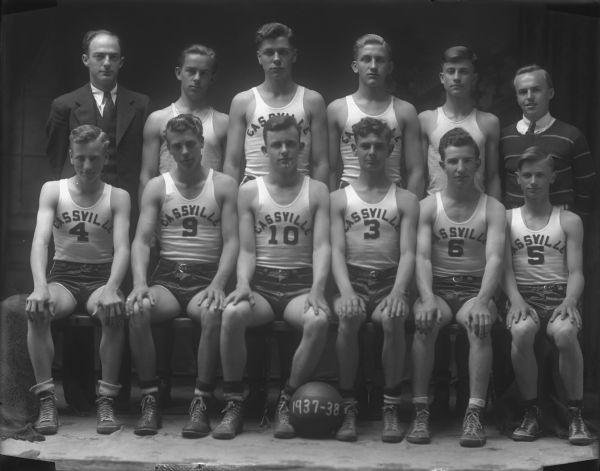 Studio group portrait of twelve members of the Cassville basketball team.