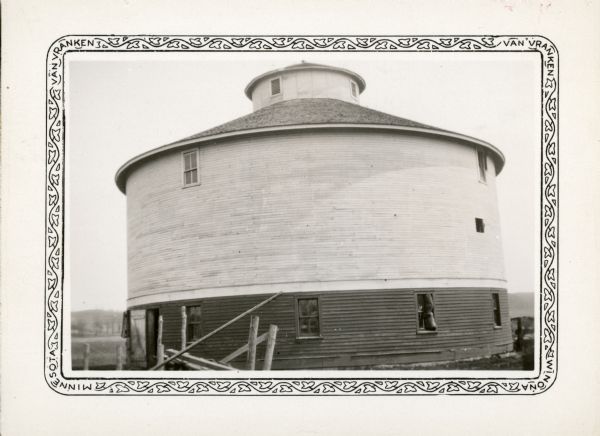 A round barn with large cupola stands on the Fred Stubb farm. The Stubb children attended the Peck School.