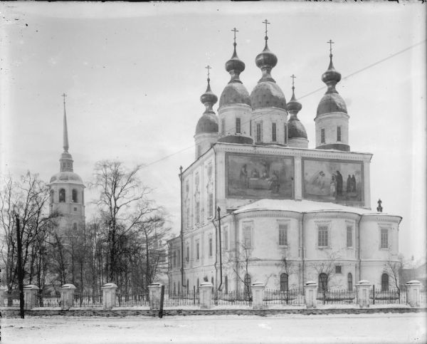Exterior view from road of the Troitski Cathedral.erior of the governor general's house of the U.S. Army's North Russian Expeditionary Force.