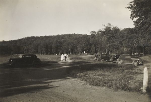 Picnic area at Interstate Park showing parked automobiles and visitors.