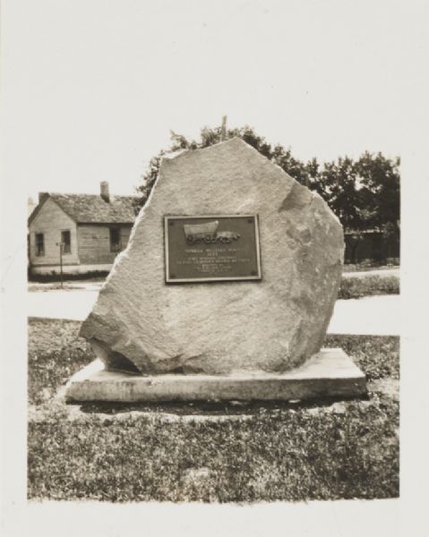 Plaque marker identifying the “Pioneer Military Road” route from Fort Howard at Green Bay to Fort Crawford at Prairie du Chien.